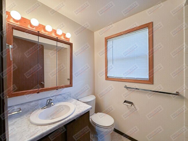 Building Photo - 802 Greenway Dr