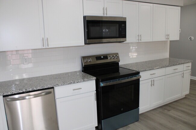 Building Photo - Unique Rental in Grandview with 3 bay gara...