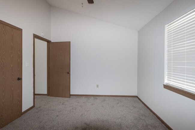 Building Photo - 3 Bed 2 bath Townhome