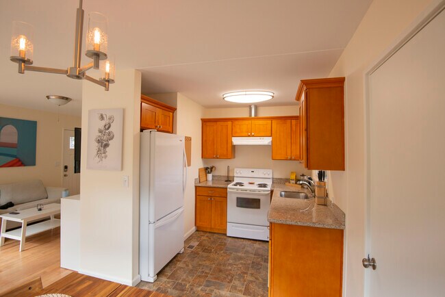 Kitchen - 9224 N Tyler Ave
