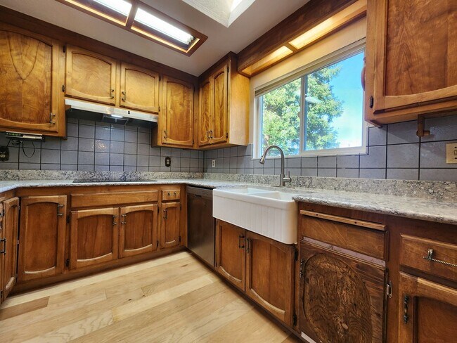 Building Photo - 3 Bedroom Country Home