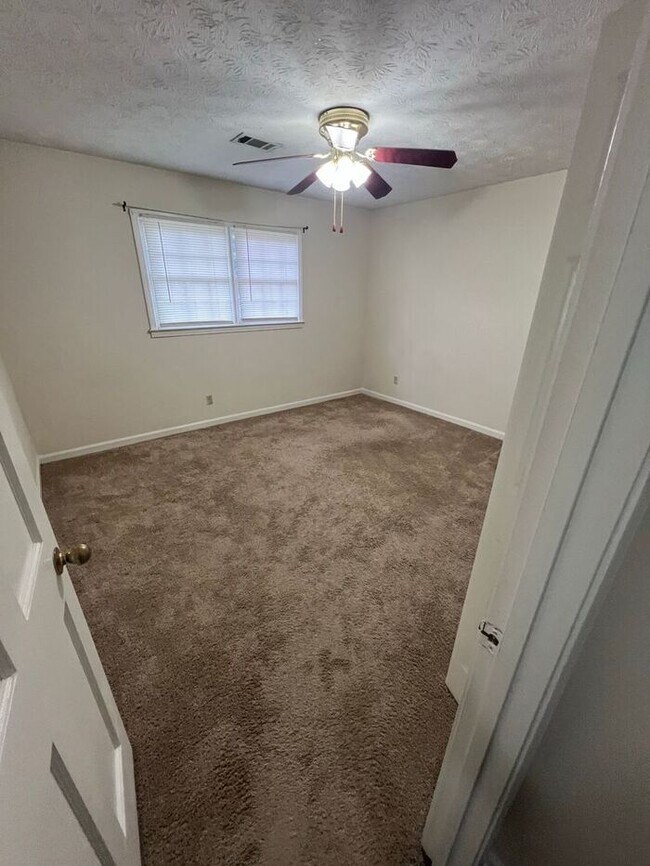 Building Photo - Finally 2 bedroom 1 bath ranch duplex available in Lawrenceville!!!