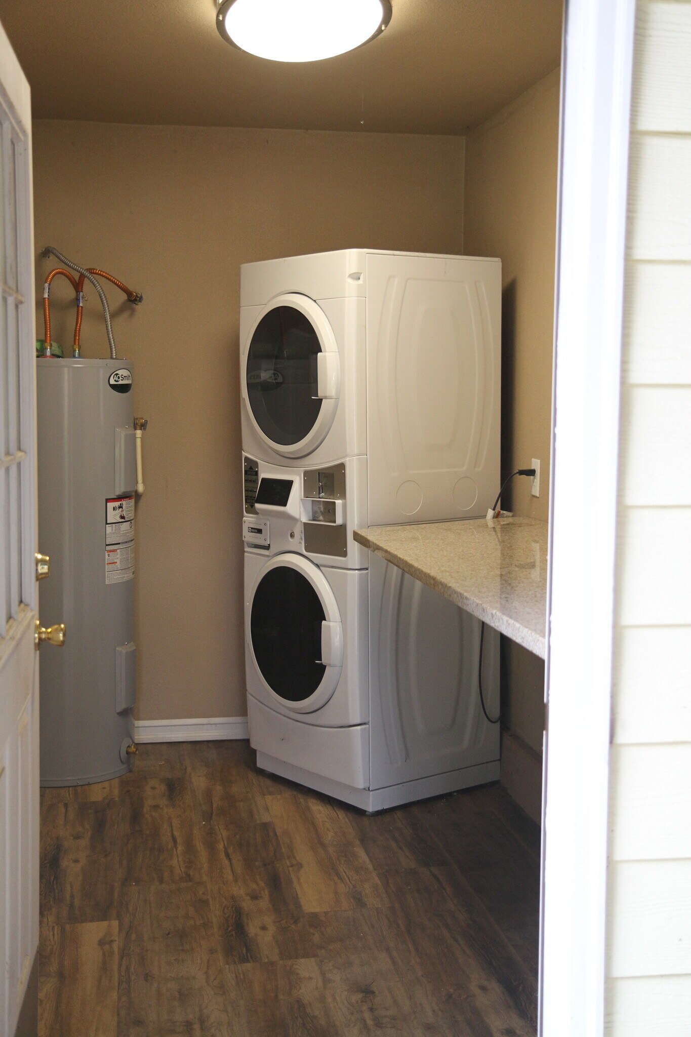 coin op laundry on site - 18424 SE River Rd