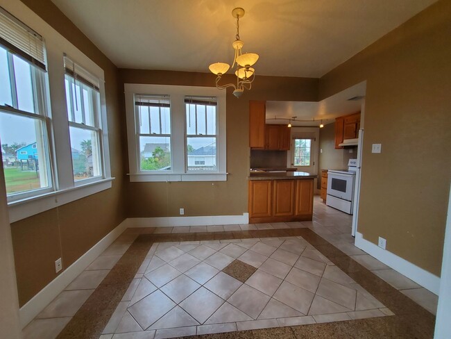 Building Photo - Gorgeous Updated Kitchen, 2 Bedroom in Jam...