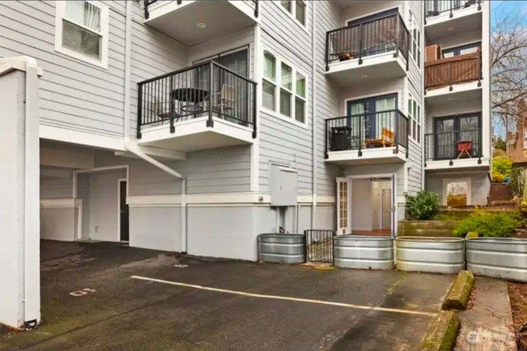 Building Photo - 6547 42nd Ave SW
