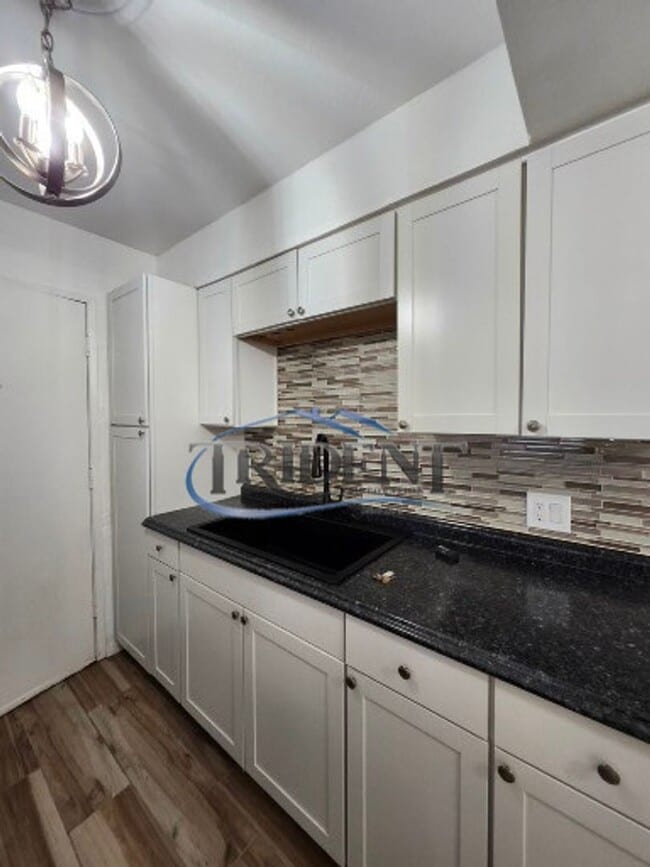 Building Photo - This is a cute 2 bedroom, 1 ½ bath townhouse.