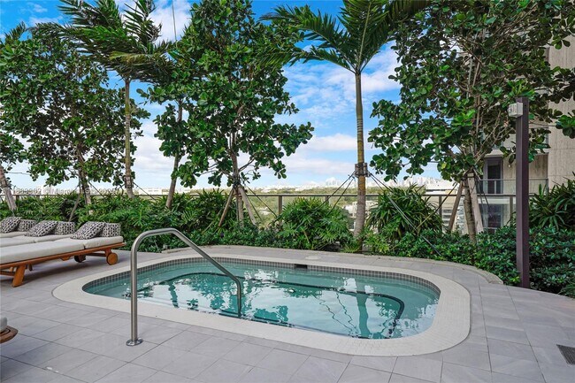 Building Photo - 2655 S Bayshore Dr