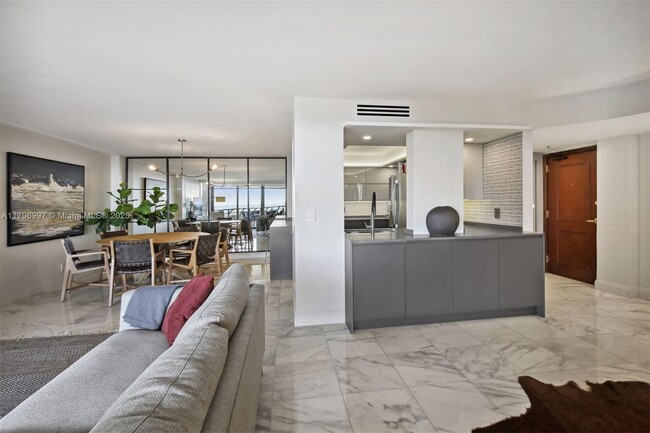 Building Photo - 2843 S Bayshore Dr