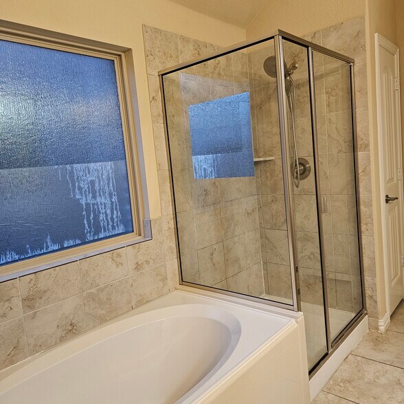 Master Bath - 905 Avian Dr
