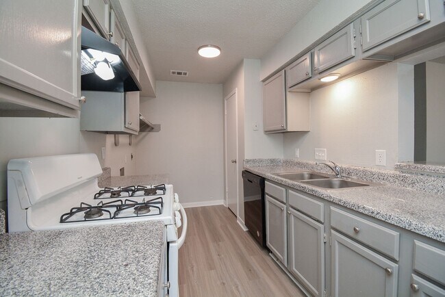 Building Photo - Perfect Townhouse ready for you!