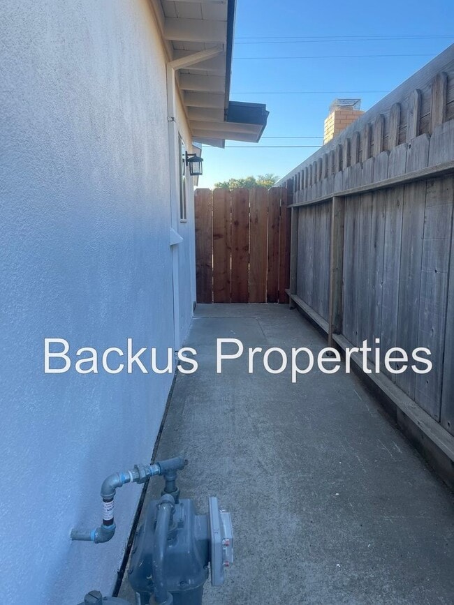 Building Photo - Wonderful ADU  -COMING SOON-JANUARY 2026 with separate entrance from main home