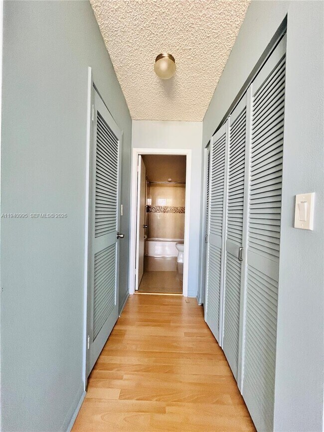 Building Photo - 2500 Parkview Dr