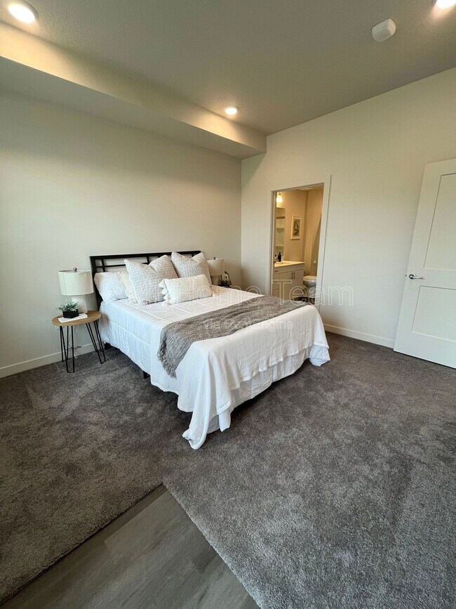 Building Photo - 155 E Ninth