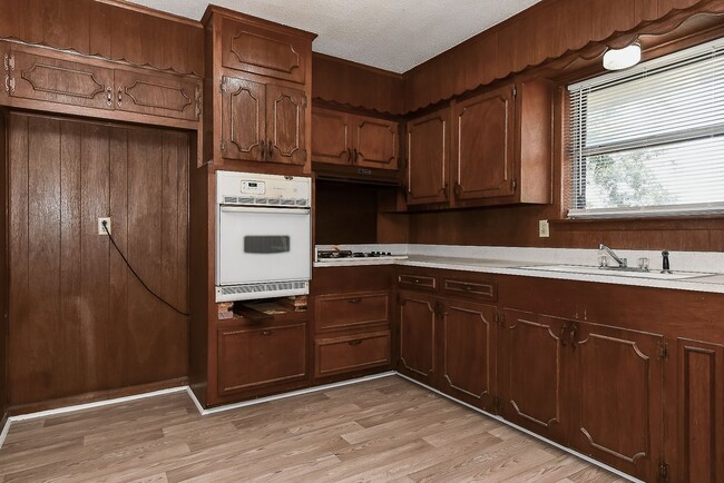 Building Photo - 1208 Yellowstone St