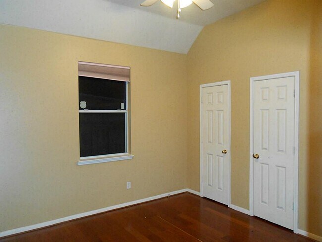 Building Photo - 6 Windfern Pl