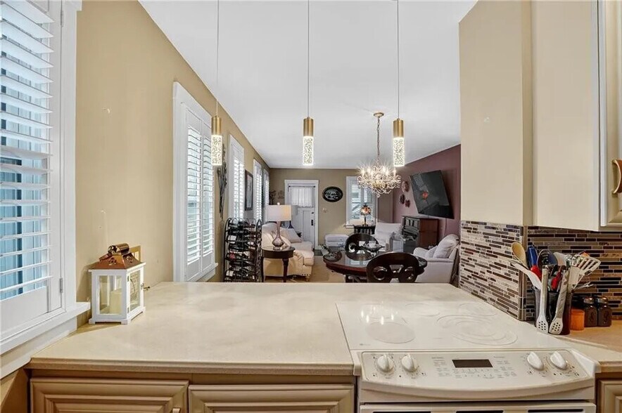 Open concept kitchen - 21 Beech Ave