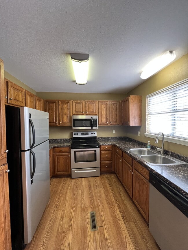 Building Photo - 2BR Prestine / Lakeview Townhouse