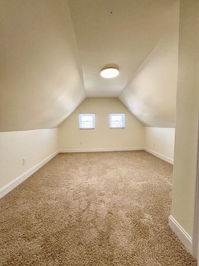 Building Photo - Now showing 3BR 2 full Bath house with lar...