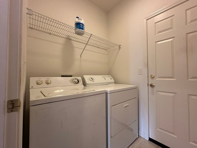 Building Photo - 3 Bedroom 2 Bath Home