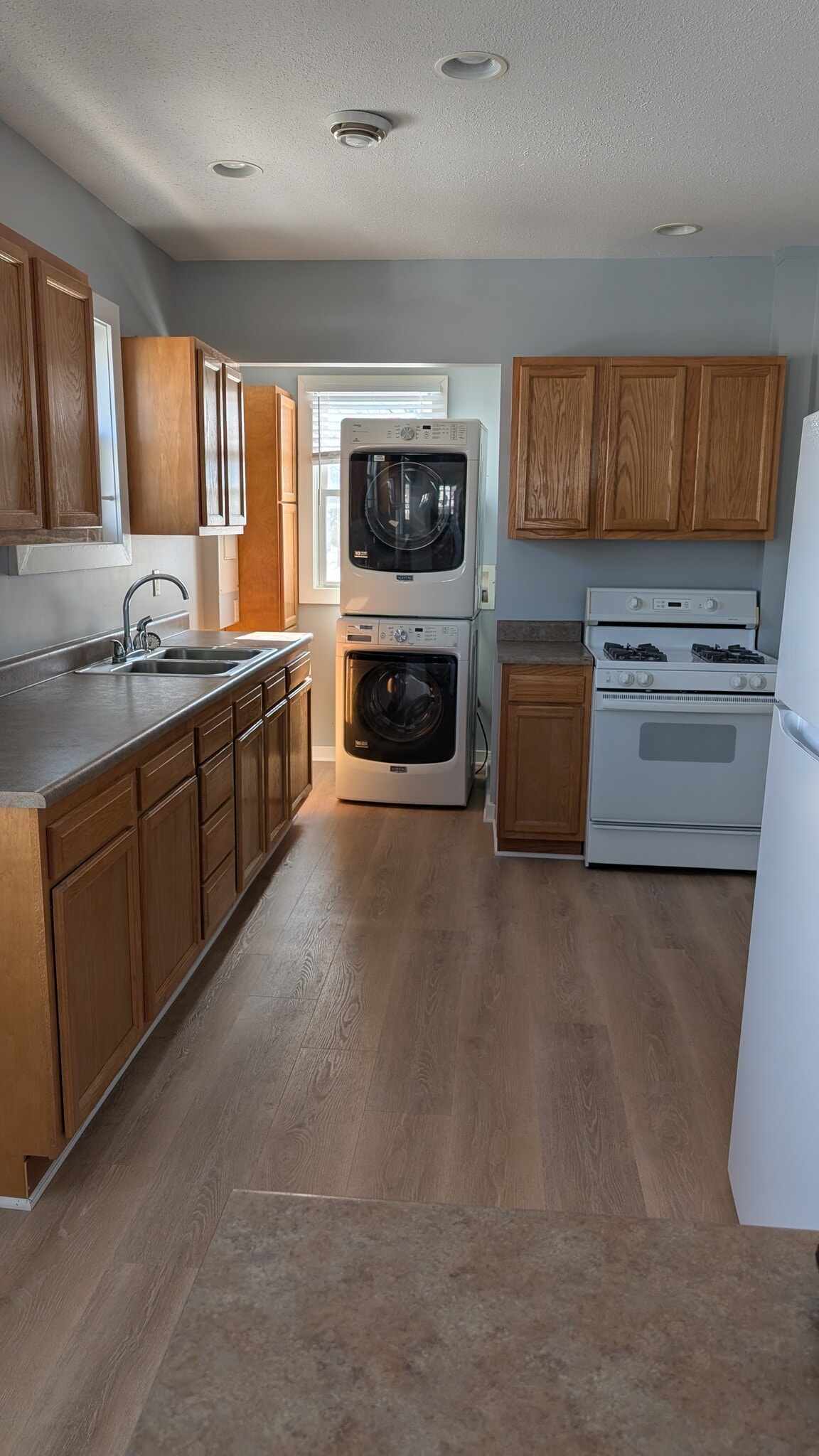 Kitchen and appliances - 517 E Barker Ave