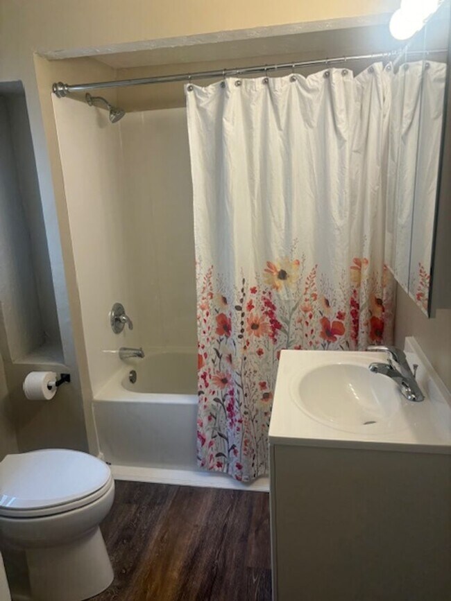 Building Photo - Charming 3 Bedroom 1 Bath Home