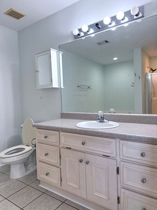 Building Photo - Large 3 bed, 2 bath home in Harwell Hills