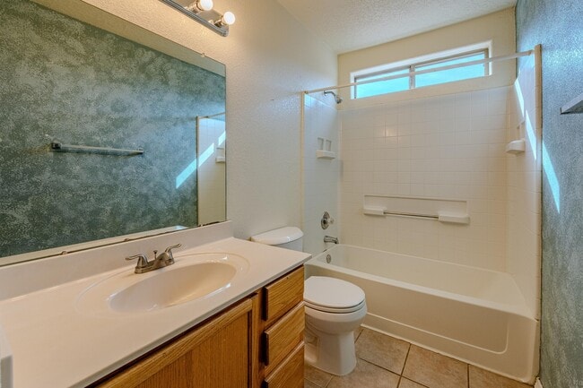 Building Photo - 10416 Rosefinch Dr NW