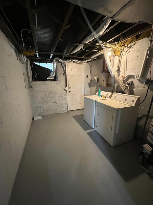 Building Photo - West Baltimore 4 Bedroom 1.5 Bathroom Town...