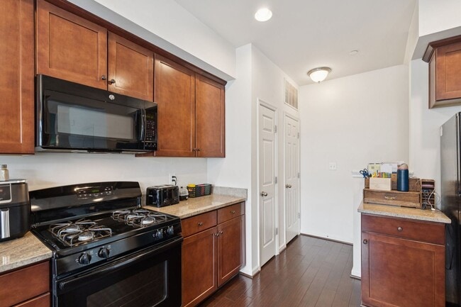 Building Photo - 42227 Canary Grass Sq