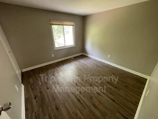 Building Photo - 411 Far Hill Dr