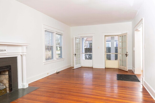 Building Photo - 180 Rosemont Garden