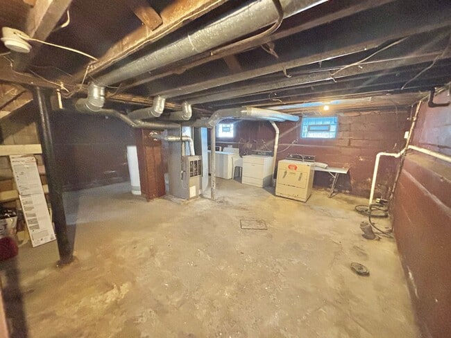 Building Photo - Spacious 3bd House | Driveway | Enclosed Porch