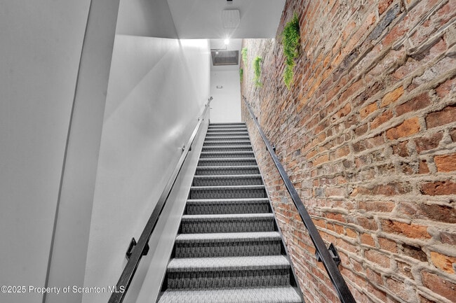 Building Photo - 115 Penn Ave