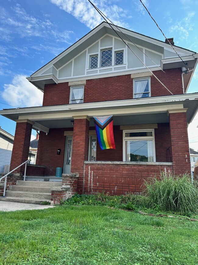 Primary Photo - 1589 Lee St E