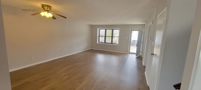 Building Photo - Spacious 3 Bedroom 2.5 Bath Townhome for RENT