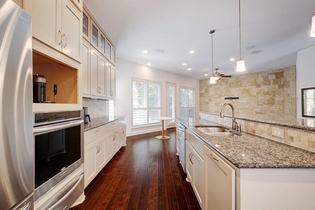 Building Photo - 6533 E Hill Dr