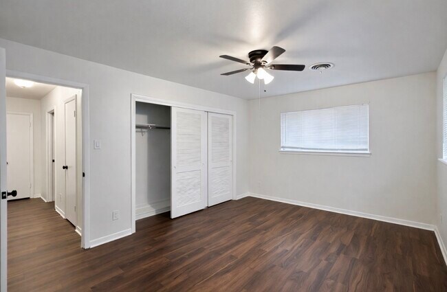 Building Photo - 205 E Crestmont Dr