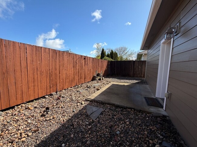 Building Photo - 3 Bedroom 2 bath single family house