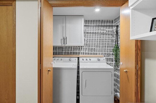 Building Photo - 2 Bedroom, 2-1/2 Bath Townhouse on Iowa City East Side!!