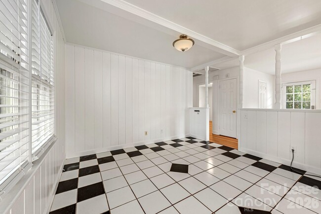 Building Photo - 1129 Eastview Dr