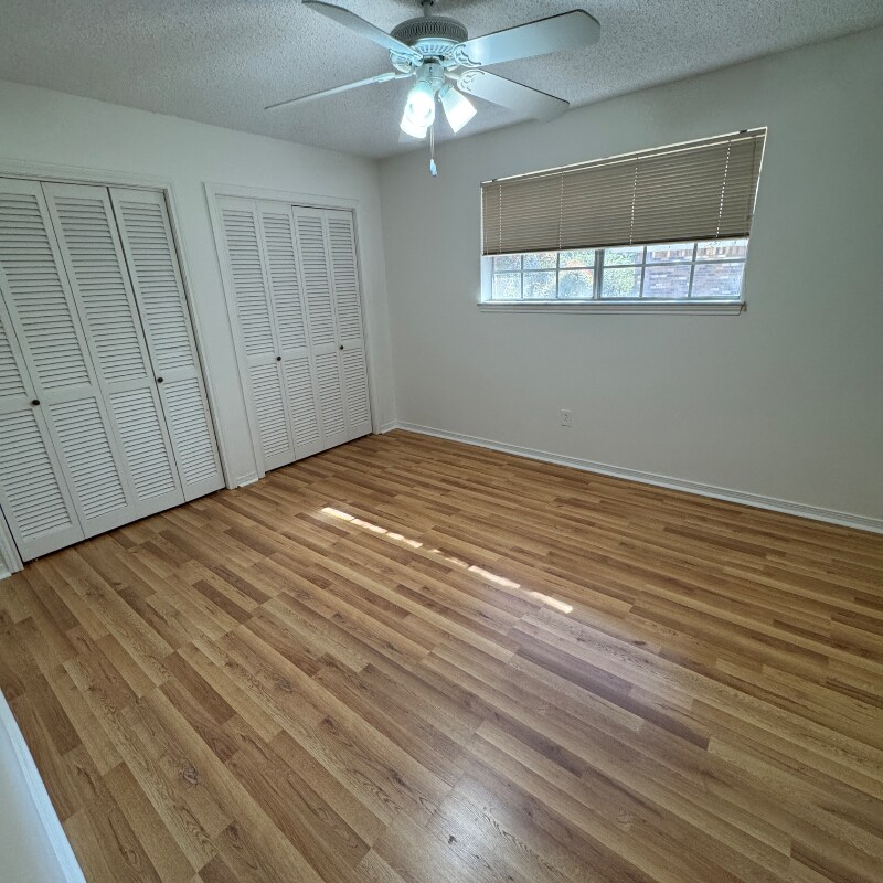 Building Photo - 114 Oak Dr