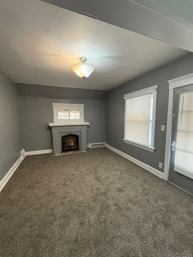 Building Photo - Spacious 1 bedroom with Bonus Room