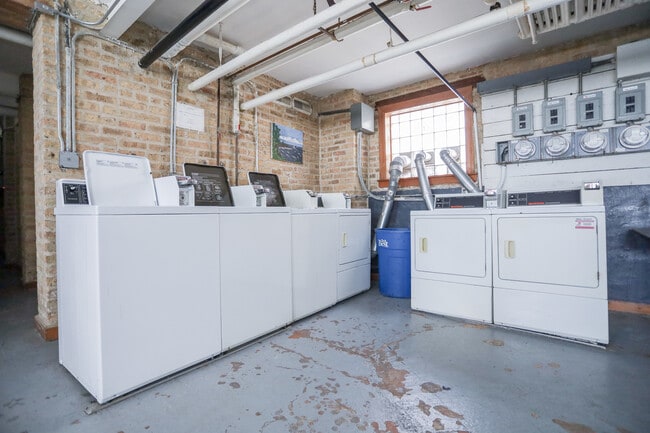 Building Photo - 1318 W Foster Ave