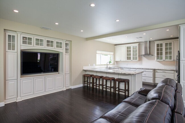 Building Photo - AVAILABLE NOW: Beautifully Remodeled Historic Victorian – 3 Bed / 3 Bath