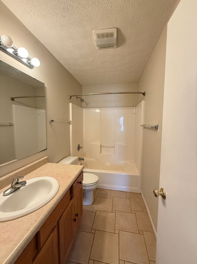 Building Photo - Charming 3BR/2BA Home in Brittany Chase with Fenced Yard & Fireplace