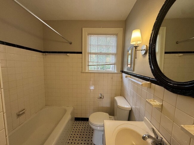 Building Photo - Adorable Home