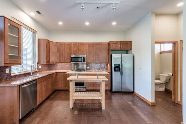 Building Photo - Luxury Three Bedroom Townhome in Johns Lan...
