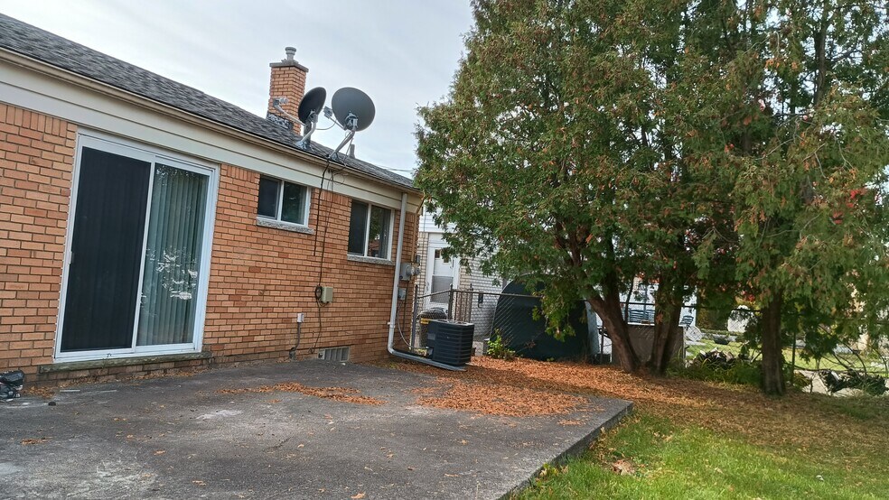 Building Photo - 15249 Roycroft St