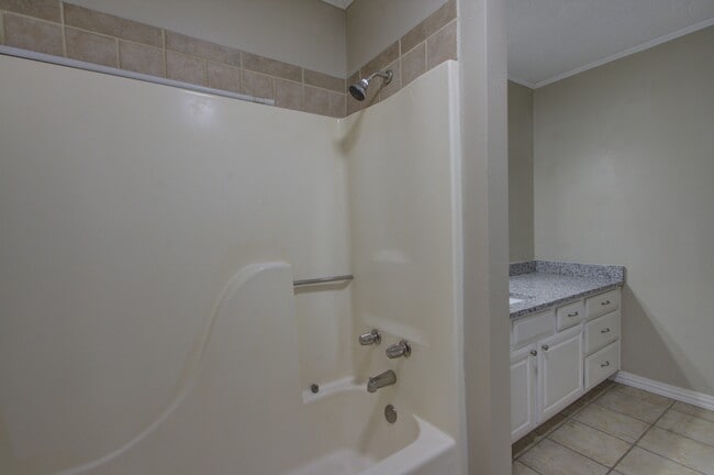 Building Photo - 118 Val Verde Trail