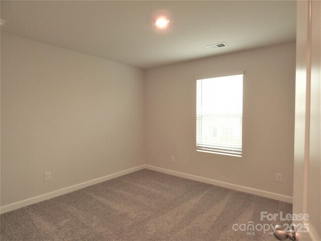 Building Photo - 1057 Red Apple St